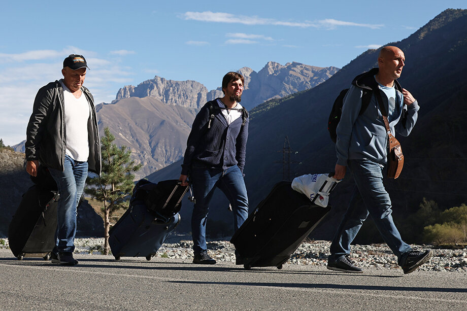 Несколько сотен тысяч мужчин выехали из страны, опасаясь повесток из военкоматов. Фото: Валерий Шарифулин/ТАСС