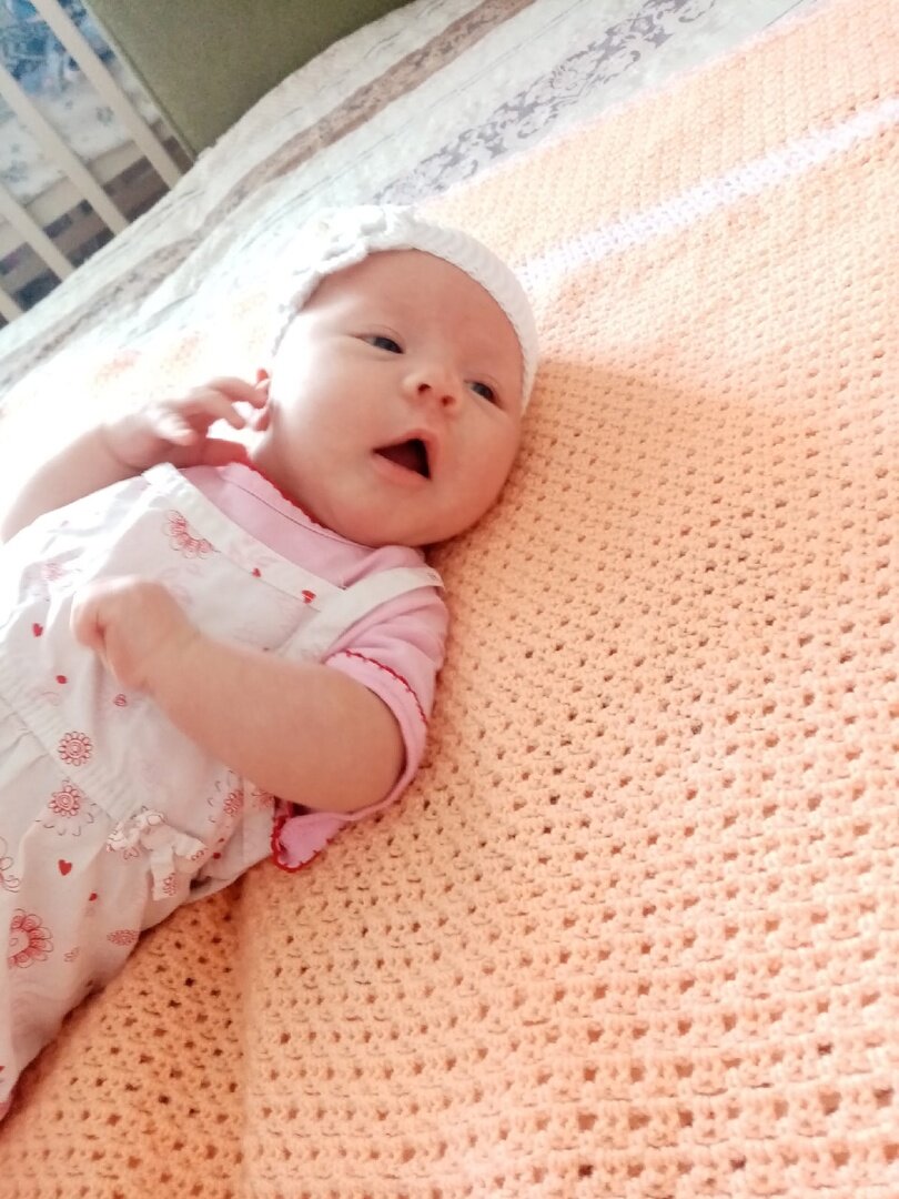 Агате месяц: платье одето два раза: для этого фото и для первого похода в гости к бабуле