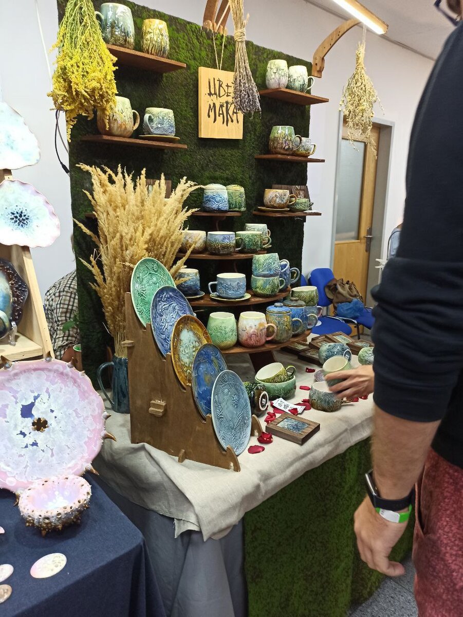 Стойки любимых мастеров Цвет мака и Мартеньянов - именно их посуду я взяла с собой в путешествие, чтобы напоминали о доме