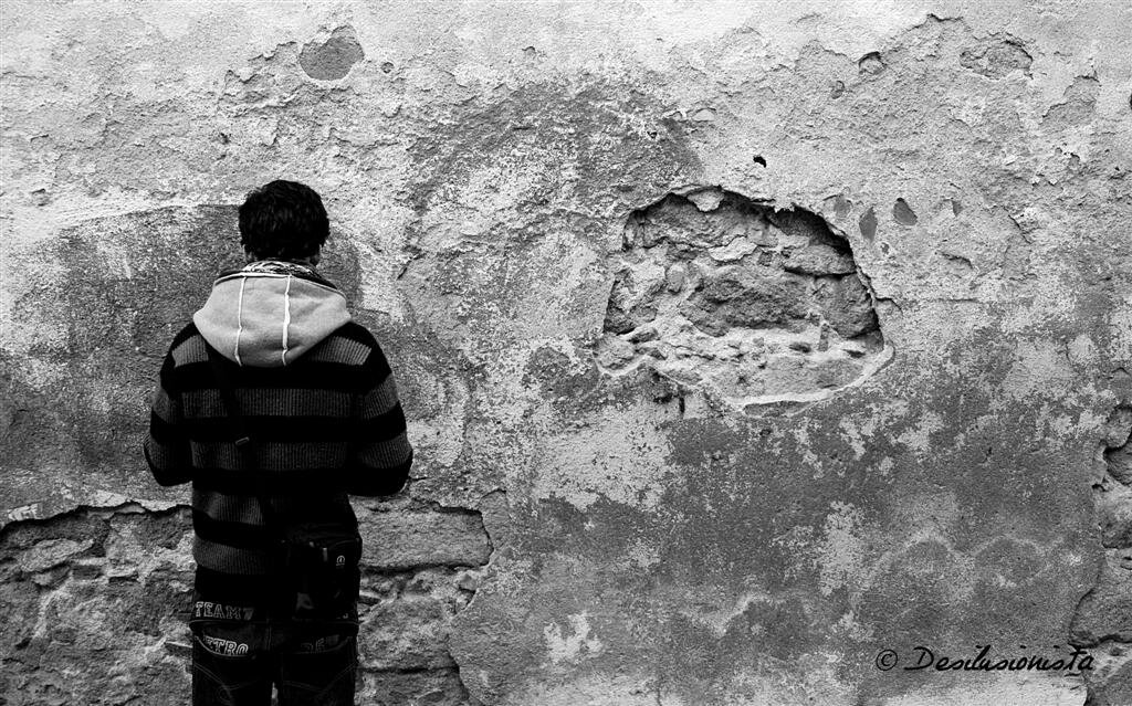 The wall. Фотография  Desilusionista.  https://www.flickr.com/photos/desilusionista/2394358822/