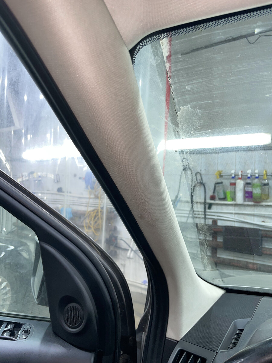 С потолком проблем особых не возникнет, основная проблема в заляпанных стойках и ручках на потолке. Проходим составом и низкопористой губкой всю обшивку потолка. особое внимание уделяем козырькам, ручкам и стыкам с уплотнительными резинками. Их проходим дополнительно проходим торнадором , мягкой щёткой и кисточками для детейлинга.