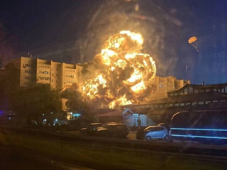    В Ейске Краснодарского края военный самолет упал на жилые дома