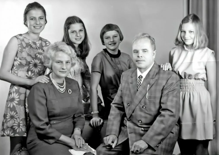 Семья Аннелизы (Анна слева)