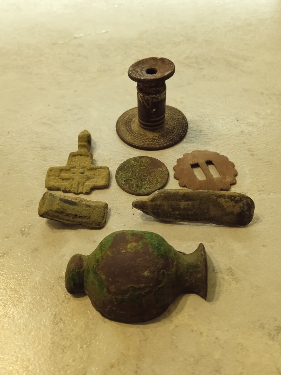 Полевые находки за полдня, как они и есть. Ничего интересного для меня, но для ребёнка всё пойдёт, "для коллекции" (с).