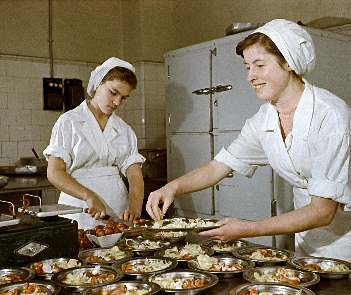 Повара одной из московских столовых готовят салаты. 1959 год. 