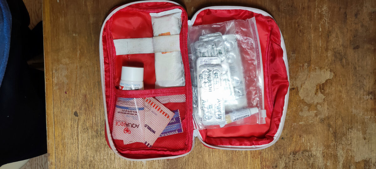 Вид аптечки изнутри. Есть сетчатый кармашек. 