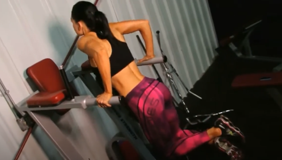 На этом фото Эшли Кальтвассер отжимается на брусьях во время тренировки, то есть она жмет свой собстменный вес причем легко. Те кто могут так делать им остается только жир убрать. Но, кому то до этого еще три года тренироваться!