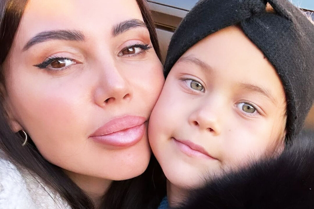     «Красиво и тепло»: Оксана Самойлова оправдалась за шубу дочери из натурального меха