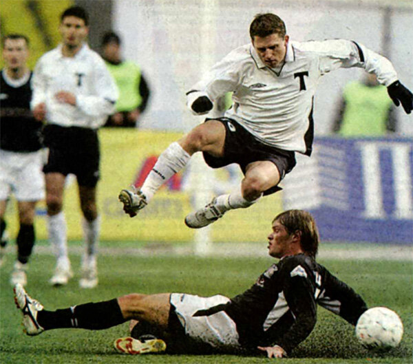 «Торпедо» - «Москва» (Москва) - 2:0. Торпедовец Игорь Семшов (в прыжке) уходит от «горожанина» Станислава Иванова. На дальнем плане торпедовец Эмир Спахич (в белом) и «горожанин» Дмитрий Кириченко.