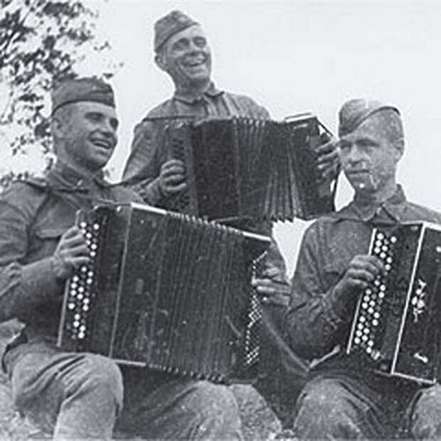 И музыка нам фронтовая, опять свои песни дает.