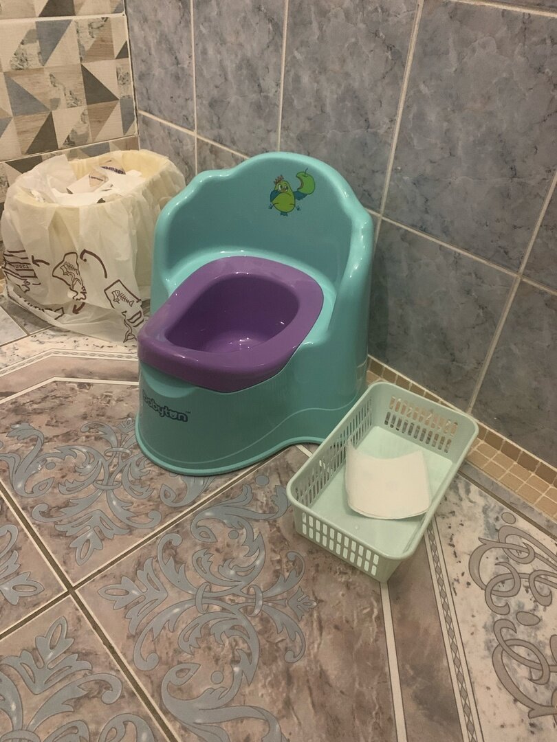 Наш туалет. Горшок стоит только в туалете. Это не игрушка, а средство для удовлетворения естественных потребностей. Рядом в лотке лежит туалетная бумага , нарезанная кусочками. Если оставить ребенку целый рулон, то может возникнуть большое желание с ним поиграть. Рядом мусорное ведро - пописал, протер, выкинул в мусор