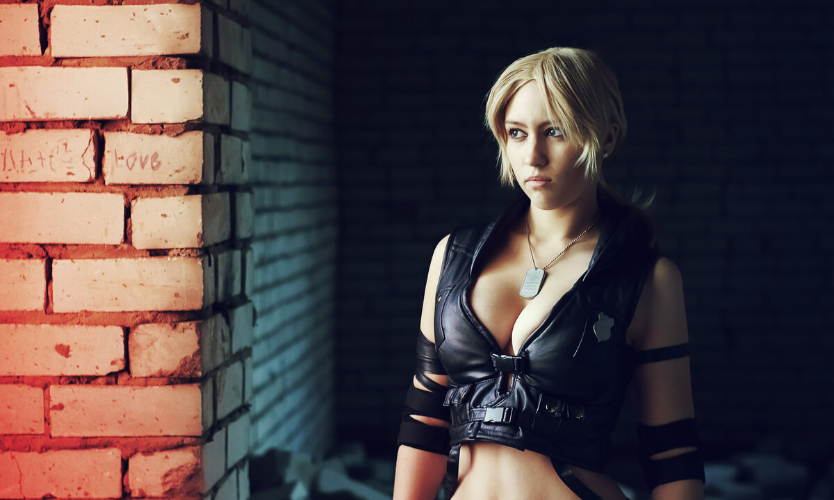 Sonya video. Соня блейд мортал комбат. Sonya Blade Cosplay Ирина Пирожникова. Mortal Kombat Sonya Cosplay. Соня блейд косплей девушка.