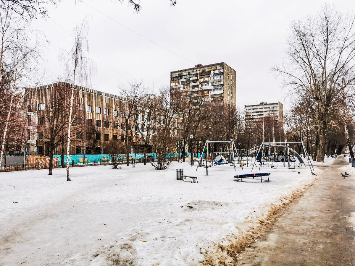 Вид на 9-й проезд Марьиной Рощи со сквера, расположенного между ним и 8-ым проездом Марьиной Рощи. Видно, что здесь идет капитальный ремонт поликлиники.