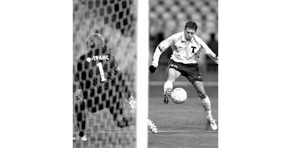 «Торпедо» - «Волгарь-Газпром» (Астрахань) - 2:0. Ворота астраханского клуба атакует торпедовец Игорь Семшов, забивший в матче два мяча.