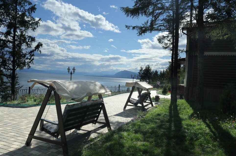 Cидишь такой весь красивый на диване, на Байкал и горы любуешься... Благодать, да и только) Фото с сайта ostrovok.ru