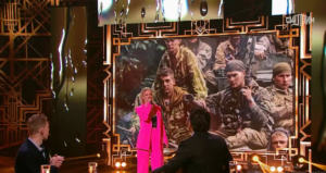  📷    В шоу «Привет, Андрей!» зал стоя слушал песню оренбуржца Сергея Кузнецова «Зажгите свечи» Белов Михаил Александрович