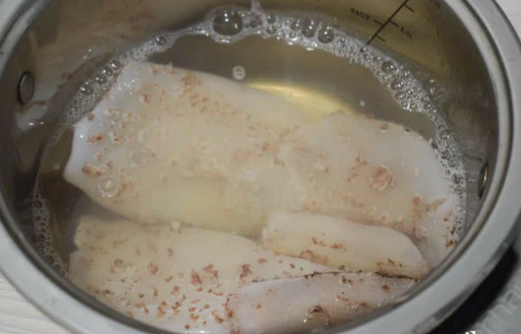 Жареные кальмары от ивлева. Тушёные кальмары в мультиварке. Кальмар в мультиповаре. Кальмар в мультиварке рецепты. Рыба в вакууме в мультиварке.