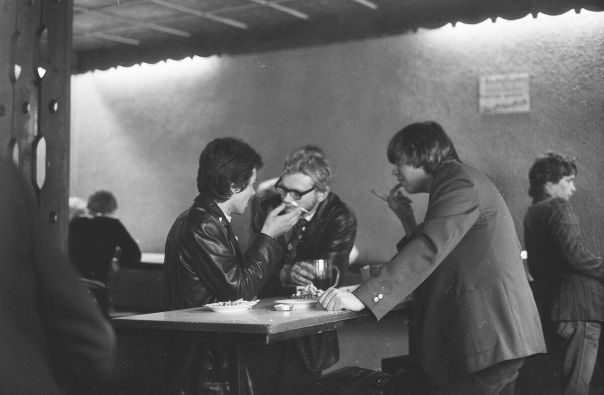 Бар заведение. Рюмочная интеллигент. Рюмочные спб. Русские выпивают. Кафе рюмошная или рюмочная.