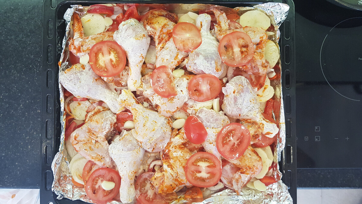 Сочная и нежная курица с помидорами, сыром и луком в духовке простой рецепт пошаговый