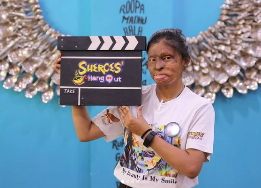 Логотип кафе Sheroes Hangout держит его управляющая Рупа.
Источник: Instagram