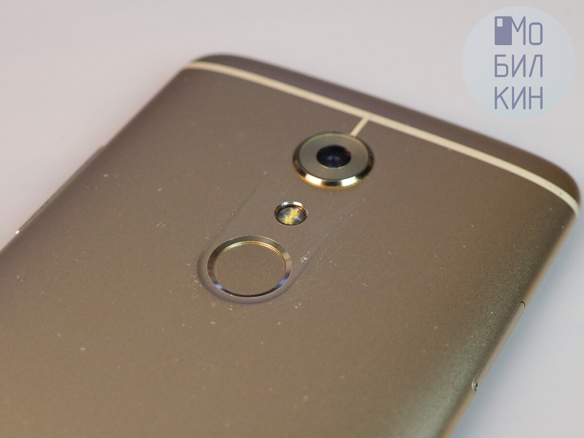 Разблокировка по сканеру отпечатков пальцев проходит моментально. Выштамповка вокруг него выглядит необычно – кажется, что он куда-то падает