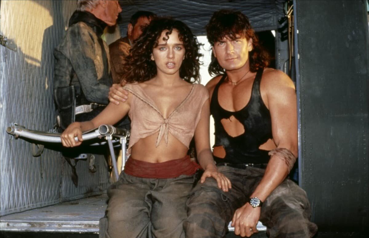 Кадр из фильма «Горячие головы 2» (взято с imdb.com)