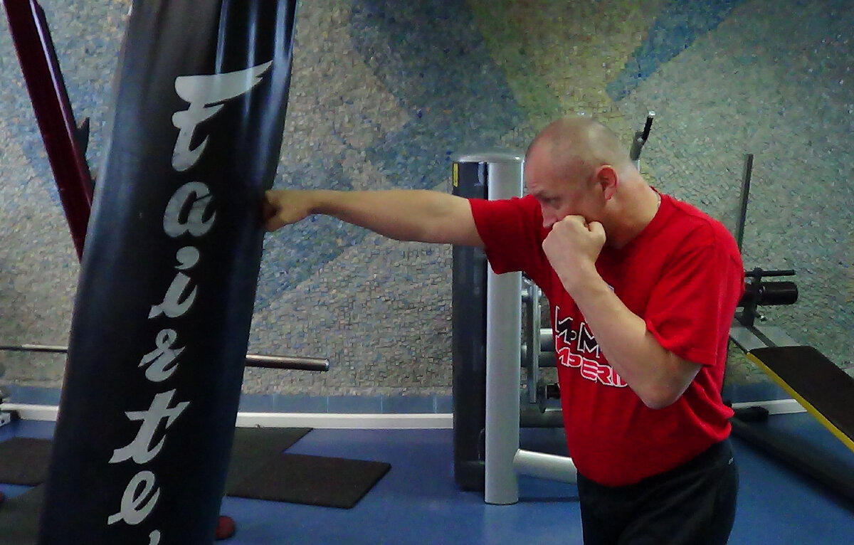 Я в спортивном клубе "ВолгаФит", где много лет проработал массажистом. Здесь мне лет 48. Возможно 2016 год. Тогда много было возможностей для тренировок. 