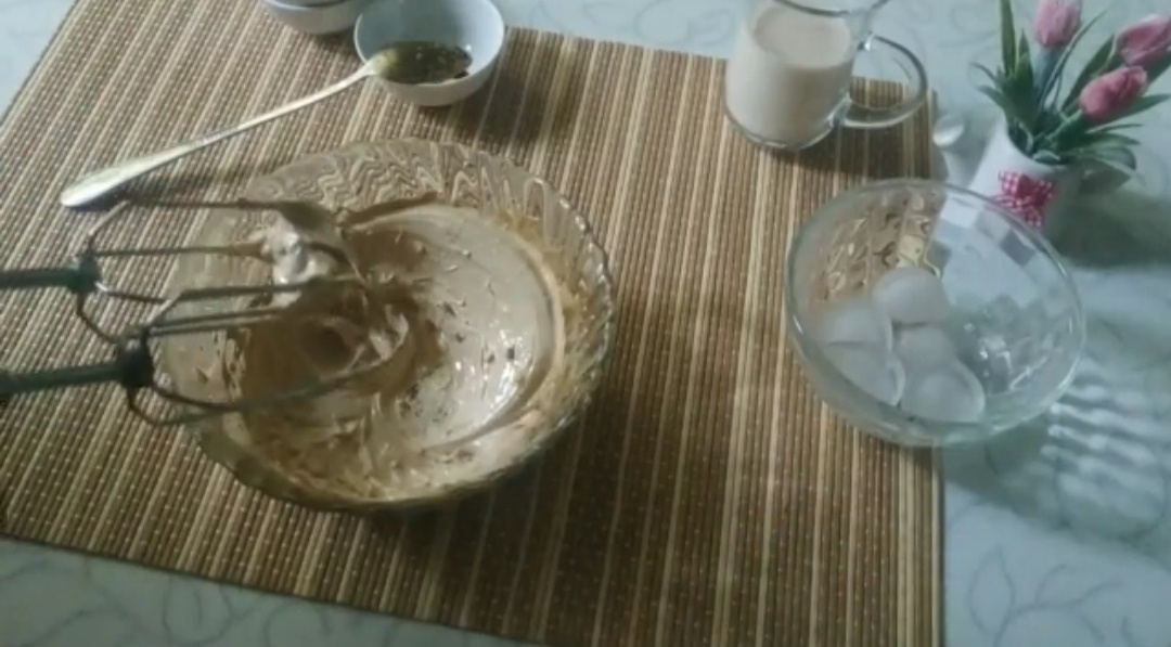 Взбиваем миксером на максимальной скорости до устойчивых пиков ( Листаем фото)