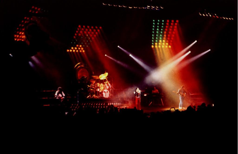 Финал концерта (последнего живого) 9 августа 1986 года, Меркьюри исполняет " Боже, храни королеву!"