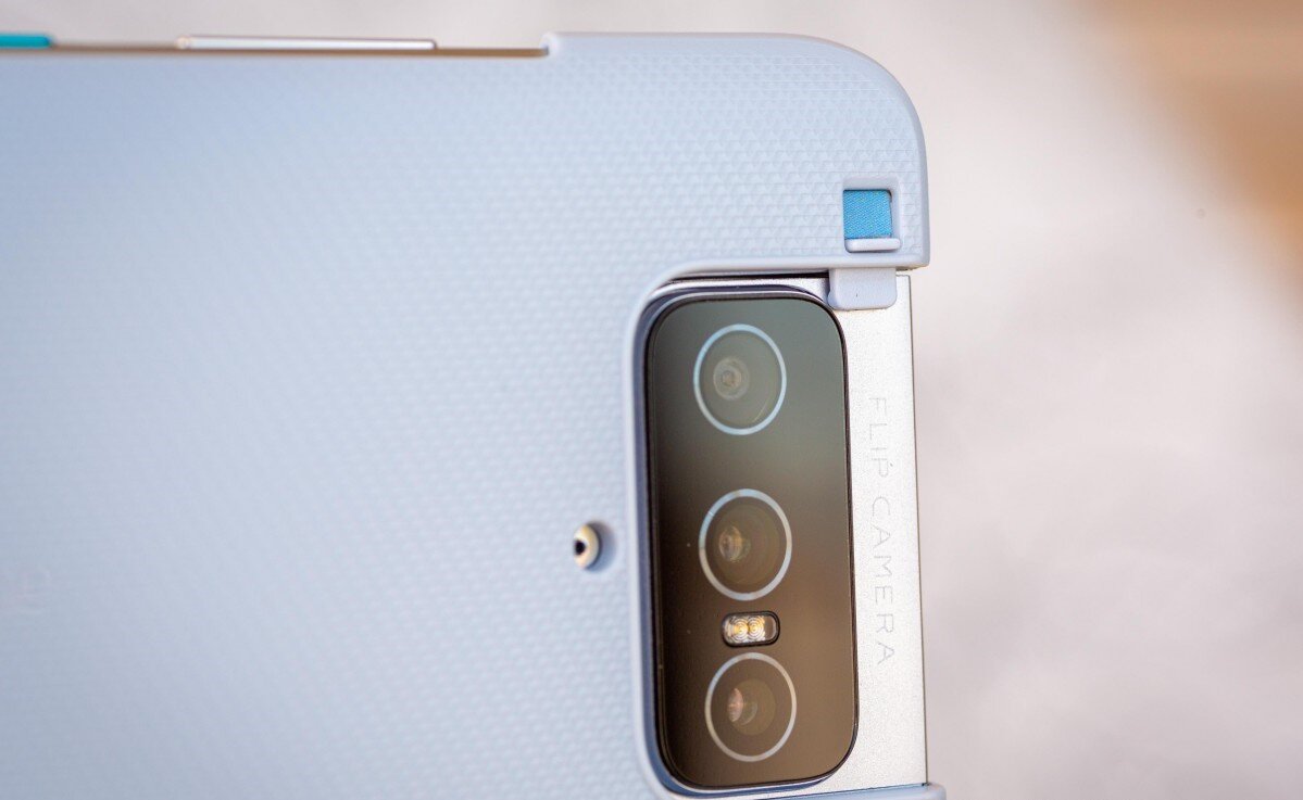 На чехле есть небольшой переключатель рядом с модулем камеры, который фиксирует откидной модуль на месте. Он исключает самопроизвольное открытие камеры. Фото: gsmarena.com