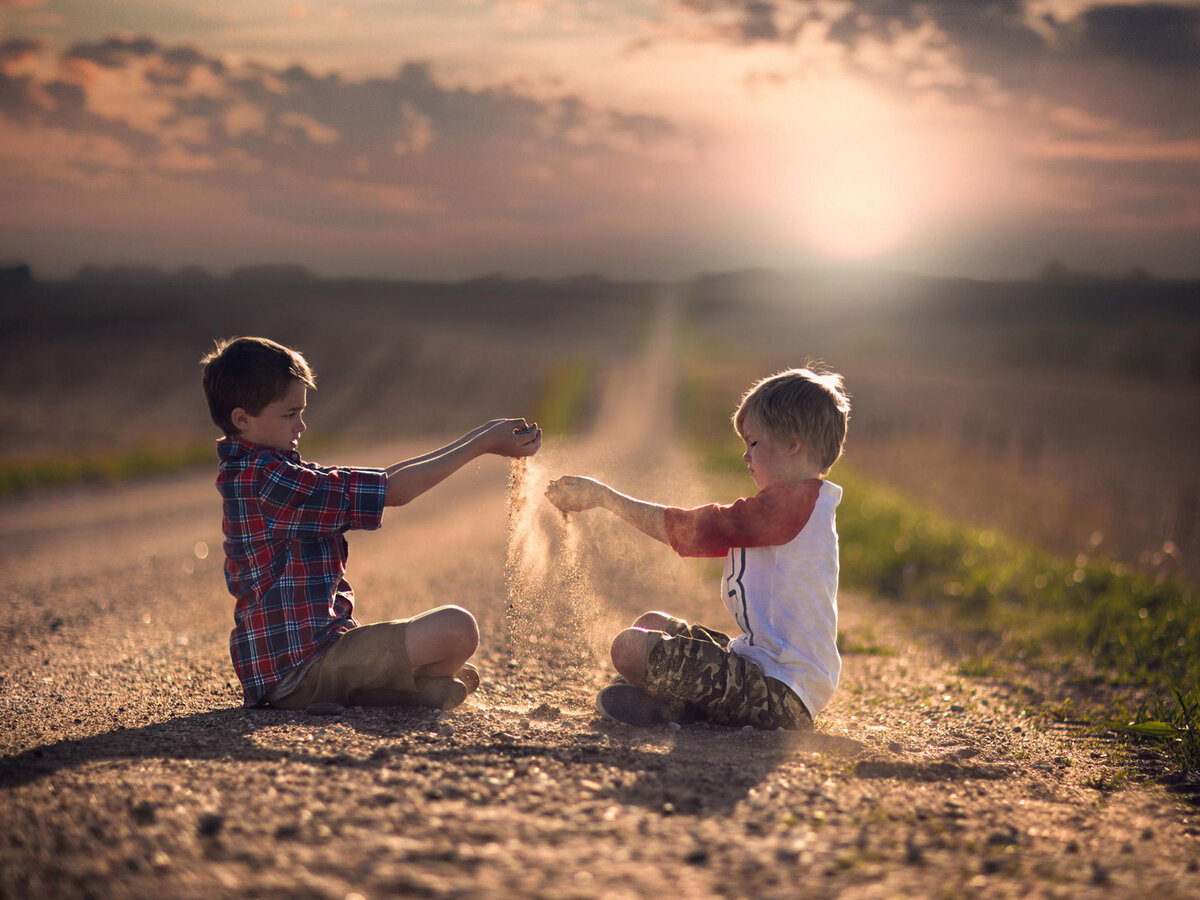 Я также мог сидеть на обочине дороги в деревне и играться в пыли. Фото из интернета. 