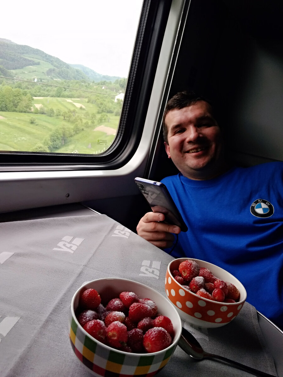 И клубника была вкусная и настроение отменное)