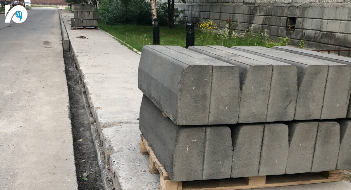 К 1 августа запланированные работы по замене бордюров вдоль дорог и пешеходных дорожек будут закончены, обещает подрядчик. 