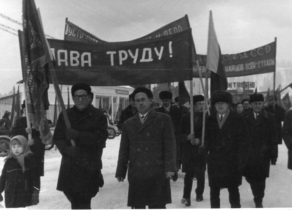 4 ноября в ссср. Демонстрация 7 ноября в СССР. Праздничная демонстрация 7 ноября. Ноябрьская демонстрация в СССР. Празднование 7 ноября в СССР.