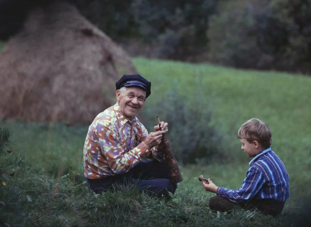 Дед собирать. Дед и внук в деревне. Дедушка на природе. Дед с внуком у костра. Дедушка с внуком в деревне.