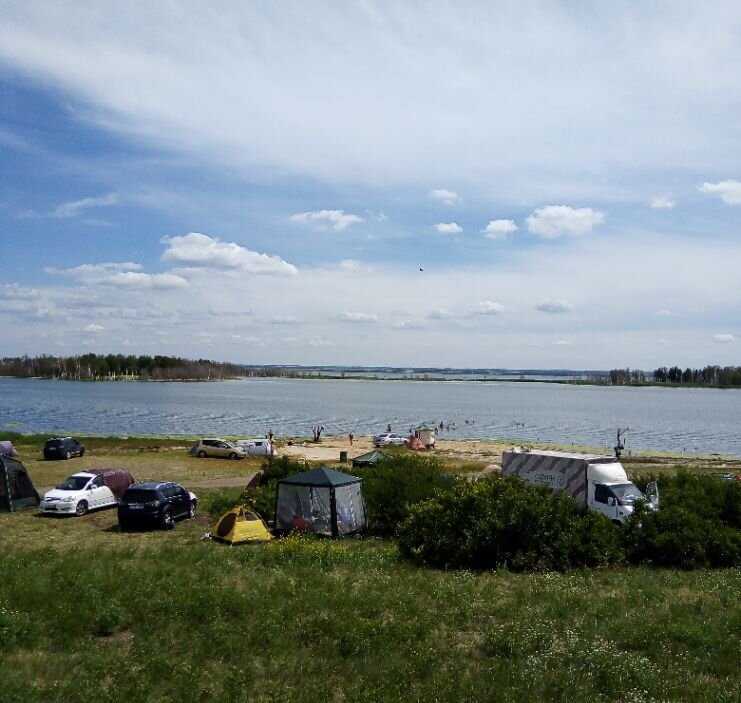 Палатки на берегу пресного озера