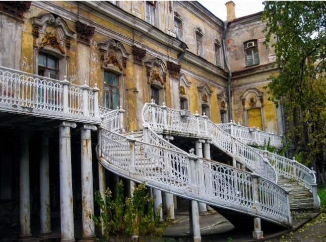 Старинная усадьба бывших баснословно богатых промышленников находится в самом центре Санкт-Петербурга, в соседнем от Исаакиевского собора переулке. Она пережила революцию и какое-то время там было инженерное бюро. Сейчас усадьбой владеет коммерческая организация, но она остается заброшенной.