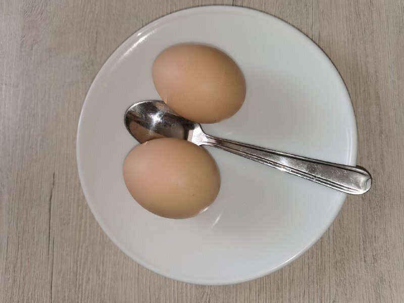 Идеальное яйцо. Ложечки которыми едят яйца. С чем есть яйца. Веревка в белке яйца.
