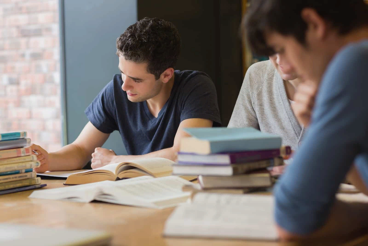 When study. Студент за учебой. Учеба в техникуме. Учеба студенты. Студент за столом.