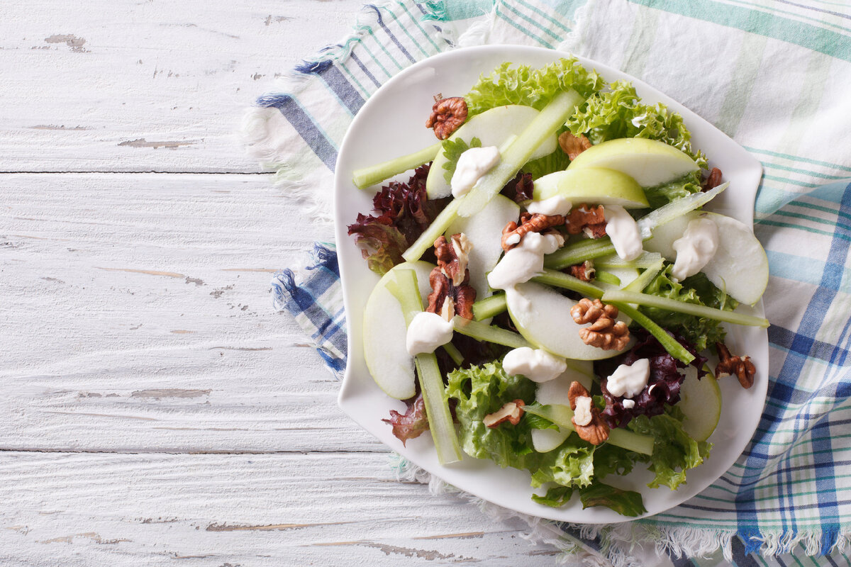 10 освежающих салатов с сельдереем - Лайфхакер