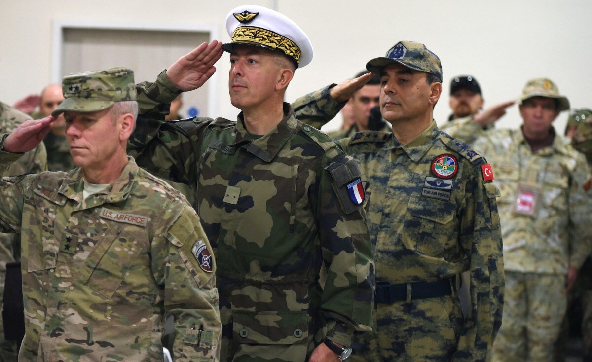 Генерал Филипп Лавин, оставшийся командующим французскими войсками в Афганистане, (2L) отдает честь во время церемонии передачи ответственности турецкому подразделению в международном аэропорту Кабула (KAIA) 