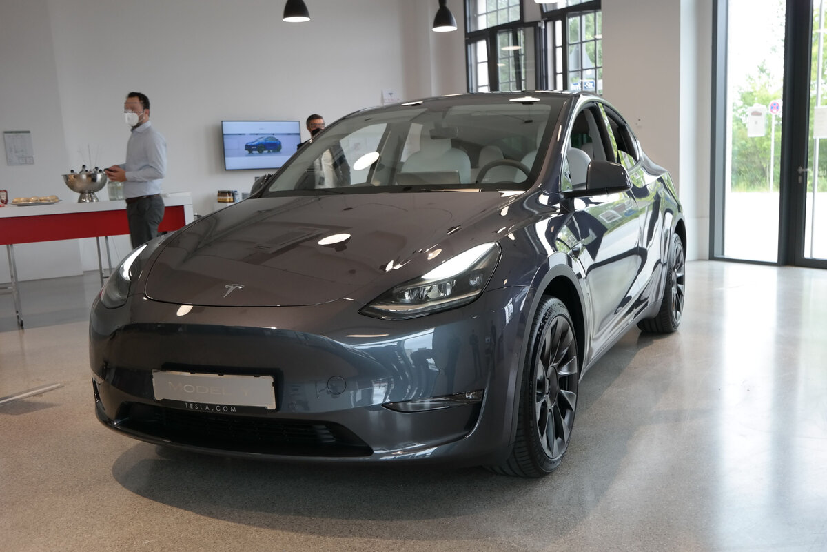 Tesla Model Y: спереди родство с Model 3 особенно заметно