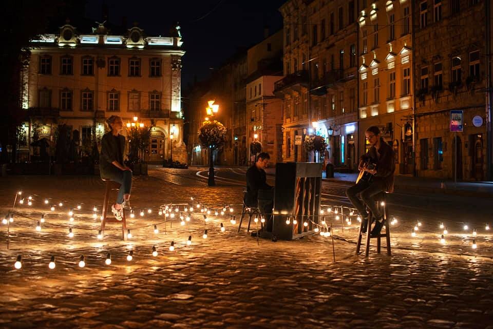 Львов. Съемки клипа на песню «Місто весни». Устим Похмурский и Святослав Вакарчук.