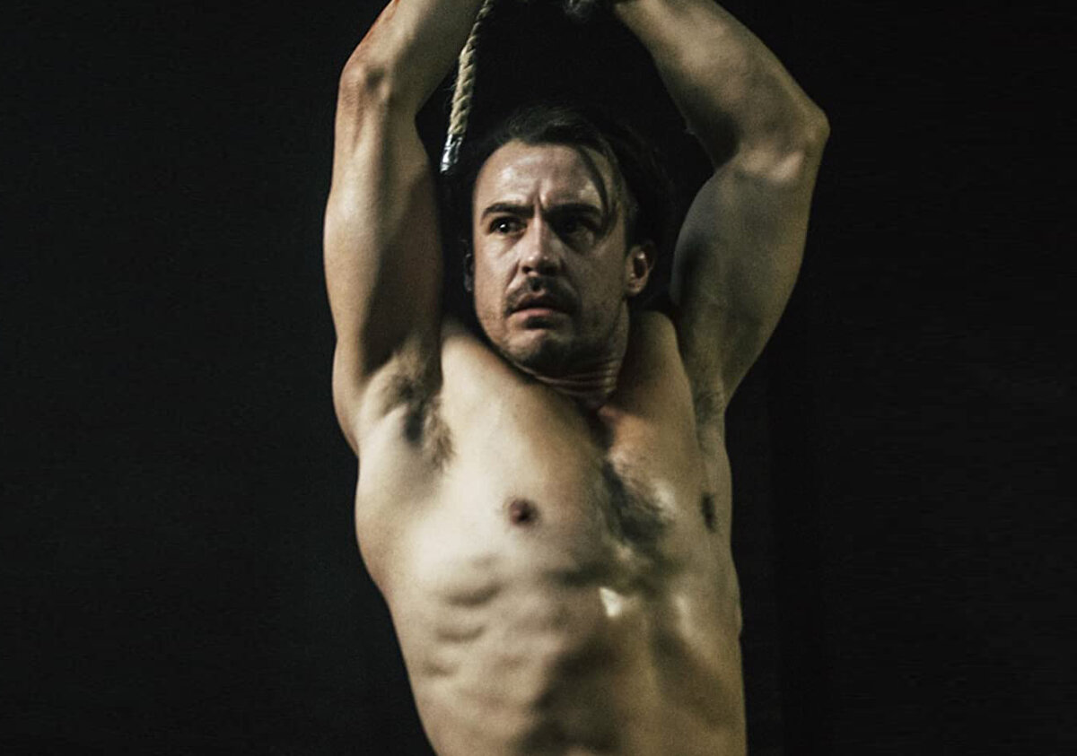 Кадр из фильма Bloody Hell. Режиссер: Алистер Грирсон. Оператор: Брэд Шилд. Производство: Eclectik Vision, Entertainment Squad, Heart Sleeve Productions. Показ в России: Ten Letters