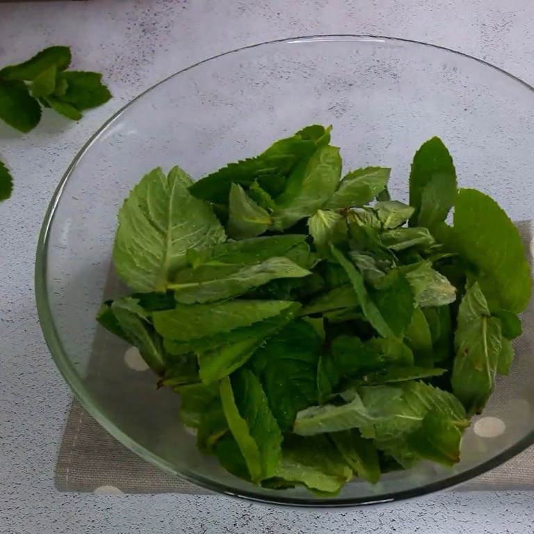 Какой же невероятный аромат мяты раскрывается при её измельчении, это просто божественно!