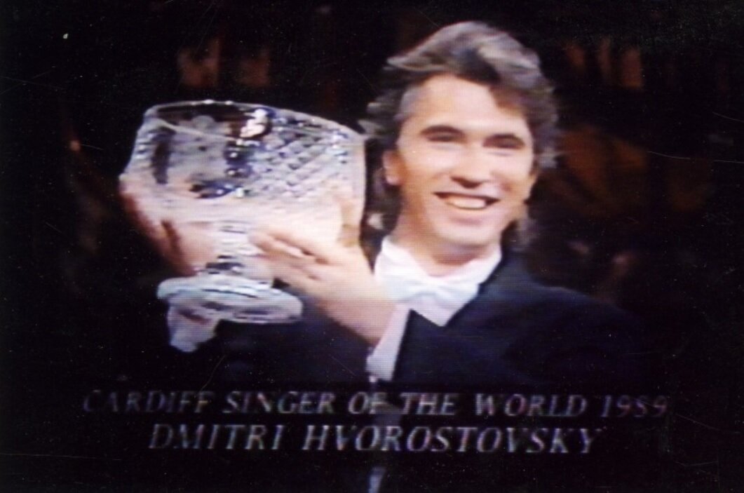 Дмитрий Хворостовский с большим призом ВВС, полученным на конкурсе "Певец мира" в 1989 г в Кардиффе. Источник: сайт Красноярского краевого краеведческого музея www.kkkm.ru/posetitelyam/novosti/pamyati-dmitriya-hvorostovskogo