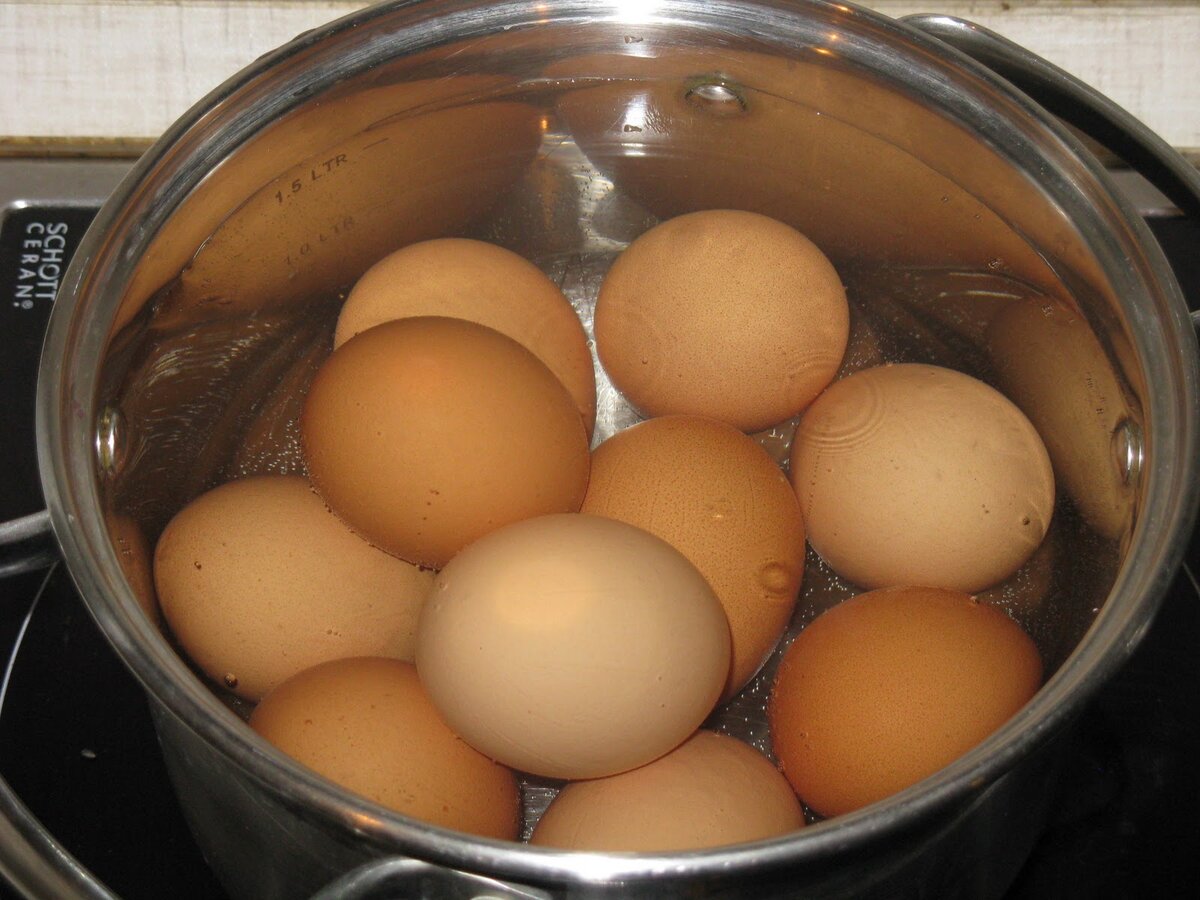 Видео вареные яички. Яйца в кастрюле. Яйца варятся. Zqwf d RFCN.HTK. Кастрюлька с яйцами.