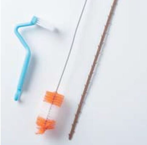 Щетка, ершик и приспособление для чистки стоков. Фрагмент иллюстрации из книги "Корейская уборка"