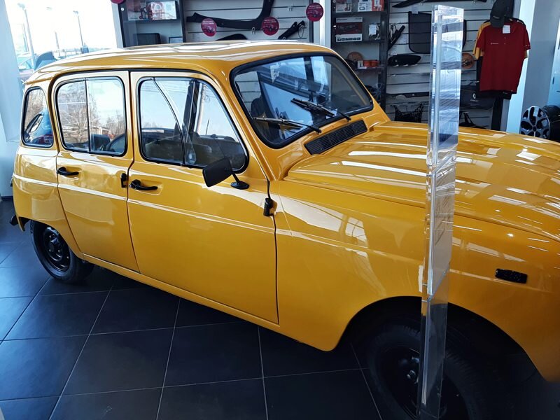 Вид сбоку,  видно, что капот открывается, как у копейки - уже тогда производители озаботились о проблеме самопроизвольного открывания оного на больших скоростях