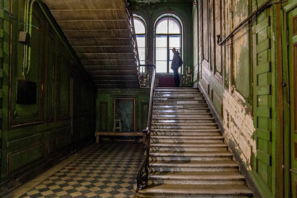 экскурсия дворы и парадные санкт-петербурга. дом купца дехтеринского загородный проспект 26. парадный выход из клетки 6. парадный выход из клетки 6. дом вейнера в санкт-петербурге.